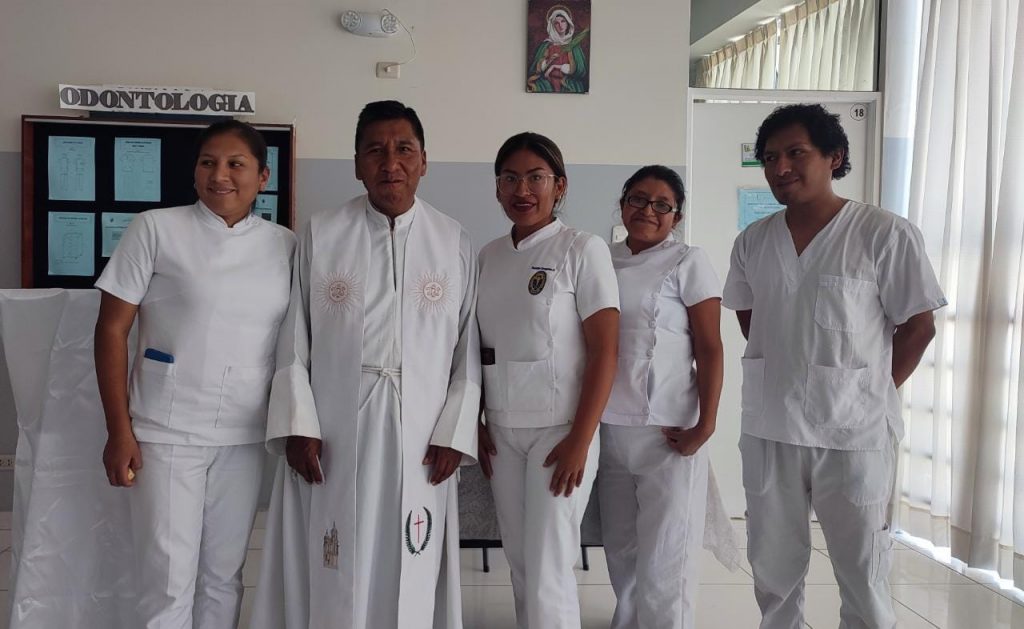 Sacerdote y estudiantes de Odontología posando luego de la bendición por el Inicio del Internado 2023.