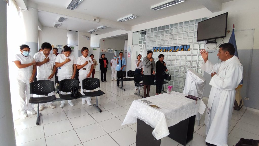 Sacerdote realizando la bendición a participantes de ceremonia de Inicio del Internado de Odontología 2023.