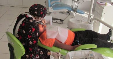 Atención a niño en Centro Odontológico.